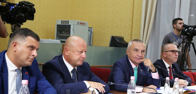 Ilir Meta nuk pranon të dorëhiqet dhe kërcënon me destabilizim me dekretin për mbrojtjen e republikës