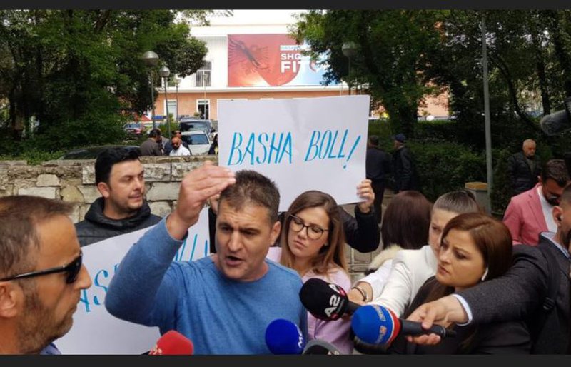 Ngrihet grupi për shkarkimin e Bashës dhe nis mbledhja e firmave, emrat që nuk morën poste në sulm ndaj liderit demokrat