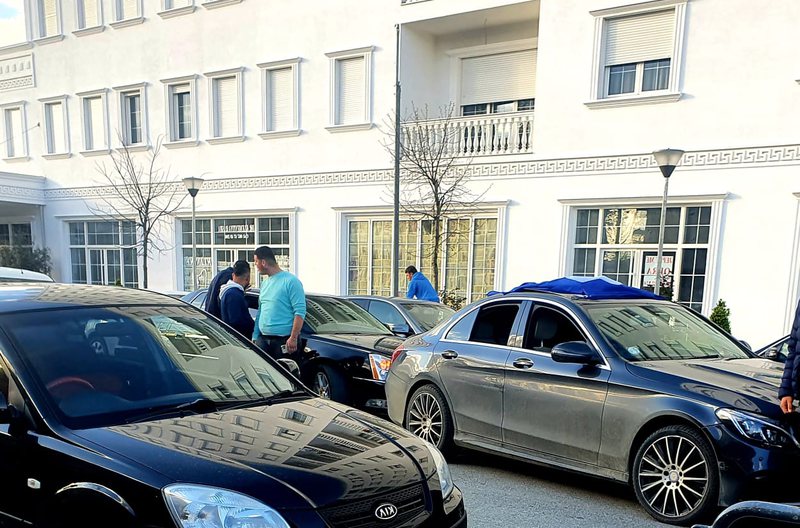 Lulzimi në Paskuqan  parad me makina: Përplasje mes “demokotësh”, bllokohet qarkullimi (VIideo)