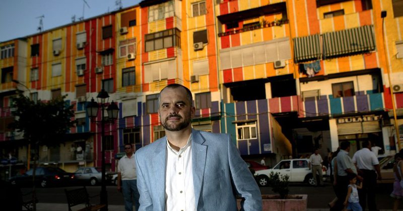 “Gjak, djersë dhe lot”! Rama përgatit dokumentarin e jetës së tij: Nga rrëfimet e Anetës dhe Lindës tek kujtimet si ministër, kryebashkiak dhe vitet si kryeministër Ja “aventura” e tij në pushtet (Video që s’duhet humbur) “Gjak, djersë dhe lot”! Rama përgatit dokumentarin e jetës së tij: Nga rrëfimet e Anetës dhe Lindës tek kujtimet si ministër, kryebashkiak dhe vitet si kryeministër Ja “aventura” e tij në pushtet (Video që s’duhet humbur)