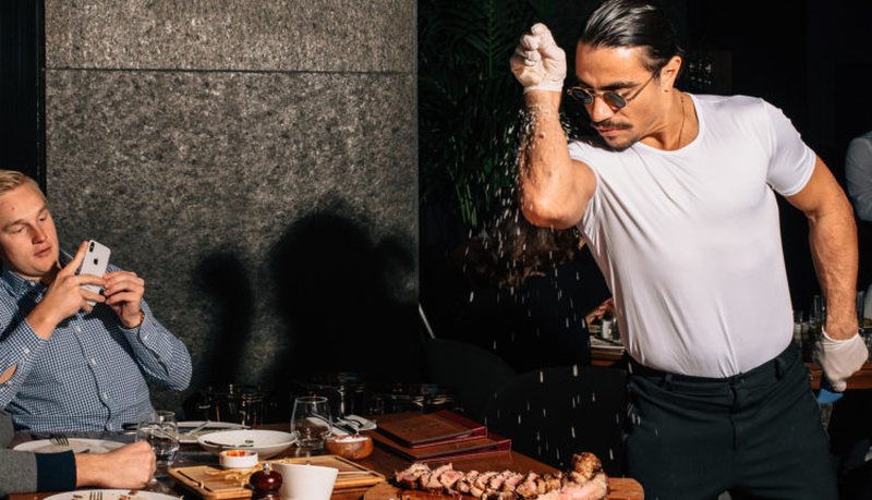 Shefi i kuzhinës dhe pronari i fuqishëm i shumë restoranteve merr goditjen e rëndë Shefi i kuzhinës dhe pronari i fuqishëm i shumë restoranteve merr goditjen e rëndë