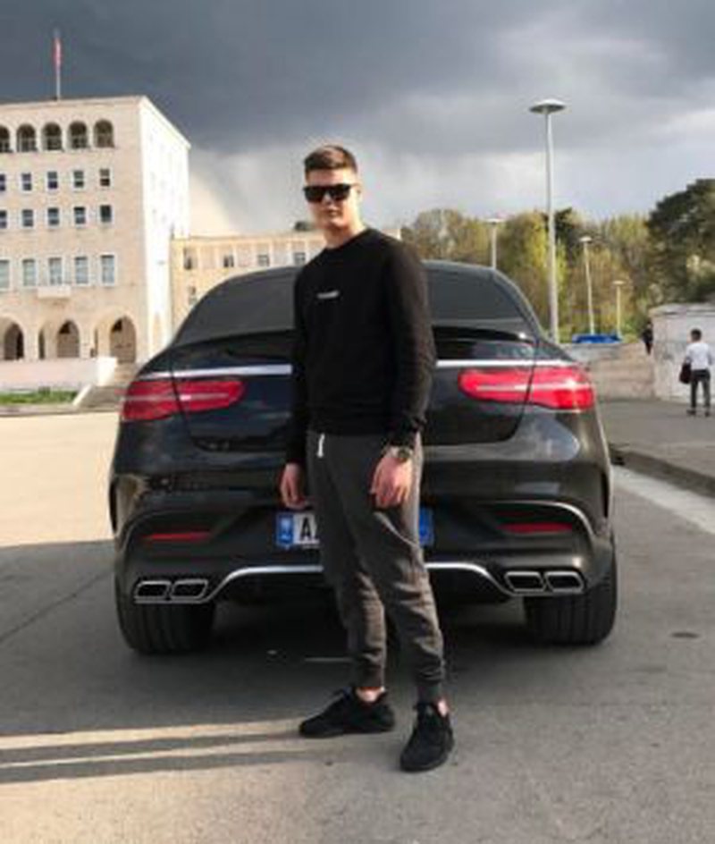 Njihuni me djalin e Tom Doshit, jeta e tij luksoze i’u lë pa fjalë