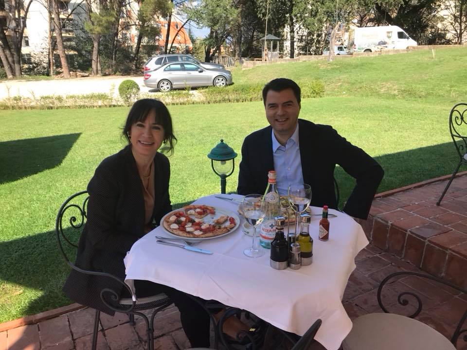 Aurela Basha ka të drejtë që refuzon pasaportën dhe shtetësinë shqiptare! Aurela Basha ka të drejtë që refuzon pasaportën dhe shtetësinë shqiptare!