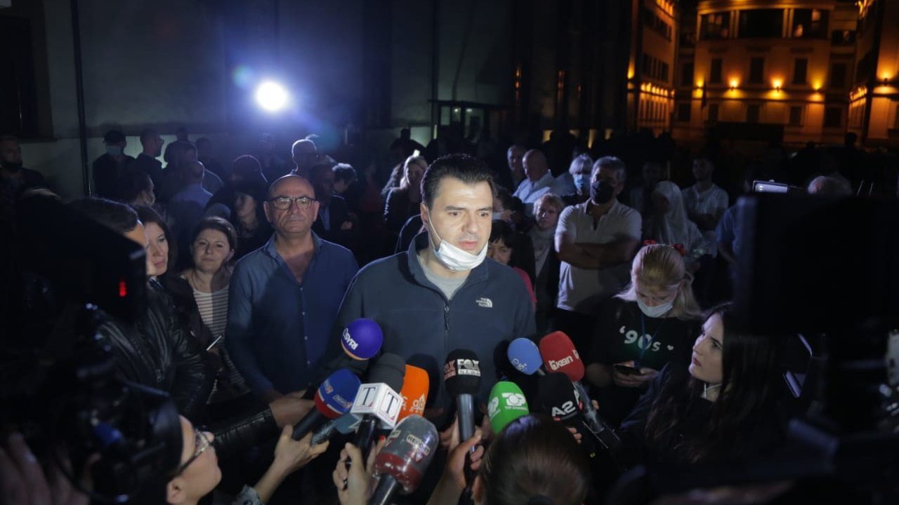 Ja mashtrimet qesharake të Lulit! Kryeministri Rama e kap “mat” Lulzim Bashën