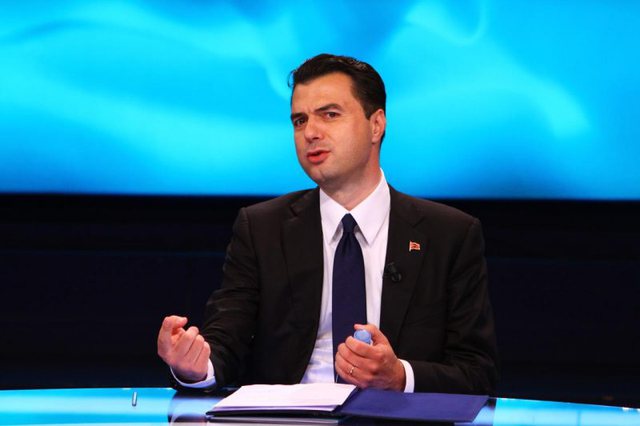 Vrasja në Elbasan, qëndrim skandaloz i Bashës: Nuk ka vetëgjyqësi, bandat e Ramës ushtruan terror! Policia nuk ka zbardhur se kush ka shtirë i pari Vrasja në Elbasan, qëndrim skandaloz i Bashës: Nuk ka vetëgjyqësi, bandat e Ramës ushtruan terror! Policia nuk ka zbardhur se kush ka shtirë i pari