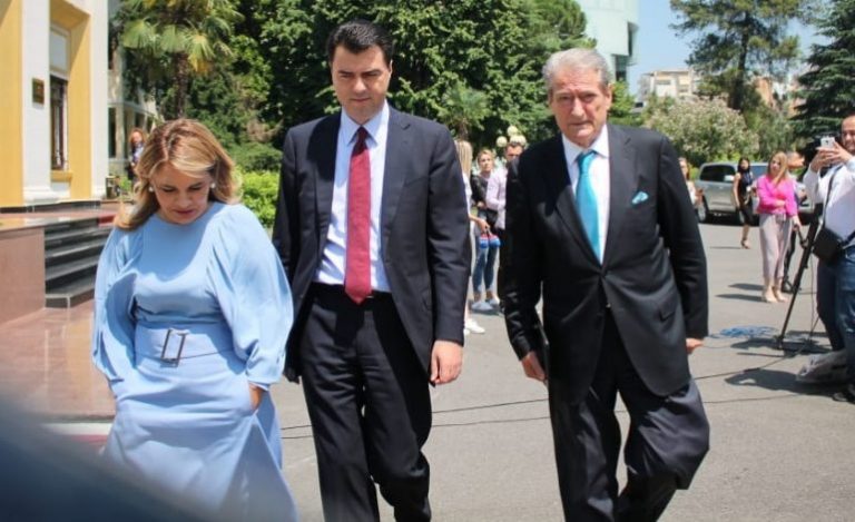 Të dielën do të shpëtojmë prej tyre… Të dielën do të shpëtojmë prej tyre…