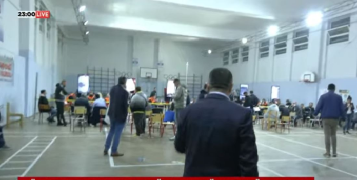 VIDEO/ Sherr me grushte në KZAZ 30 në Tiranë, përplasen fizikisht vëzhguesit me njëri-tjetrin, 7 të shoqërua