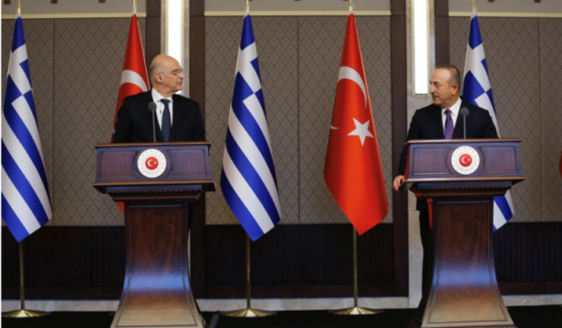 “Si guxon të vish këtu dhe na akuzoni”! U takuan për të zgjidhur konfliktet, por ministrat e Greqisë e Turqisë përplasen në konferencë