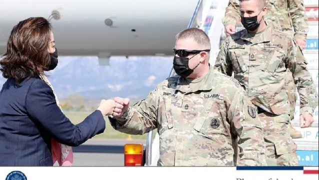 “Defender 21″/ ambasadorja Kim pret ushtarët amerikanë: Do trajtojnë ushtarët shqiptarë për stërvitjen, dy helikopterë për Shqipërinë