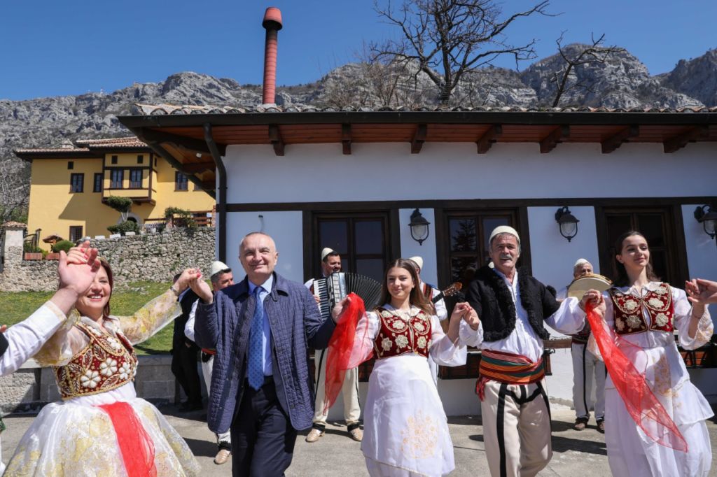 Meta në fushatë, 20 ditë para zgjedhjeve dekoron “Pleqtë e Krujës”, këndon me ta dhe hedh valle me rininë: Ja cilin duhet të votoni! Meta në fushatë, 20 ditë para zgjedhjeve dekoron “Pleqtë e Krujës”, këndon me ta dhe hedh valle me rininë: Ja cilin duhet të votoni!