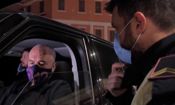 VIDEO/ Edi Rama në timon, e ndalon ‘policia’ në Vlorë. Batutat: Po ika unë ju mori lumi, je në terezi apo jo! VIDEO/ Edi Rama në timon, e ndalon ‘policia’ në Vlorë. Batutat: Po ika unë ju mori lumi, je në terezi apo jo!