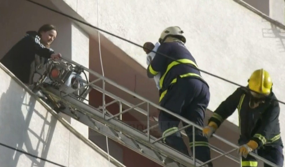 Zjarrfikësi shpëton foshnjën 3 muajshe/ Tiranë, u dogj makina në garazh, banorët e pallatit u evakuuan mes tymit Zjarrfikësi shpëton foshnjën 3 muajshe/ Tiranë, u dogj makina në garazh, banorët e pallatit u evakuuan mes tymit