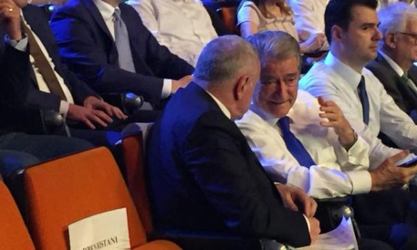 Vaksinat kineze, si u detyrua drejtori i CDC të përgënjeshtrojë mediat dhe Saliun e Tritanin e Shqipërisë Vaksinat kineze, si u detyrua drejtori i CDC të përgënjeshtrojë mediat dhe Saliun e Tritanin e Shqipërisë