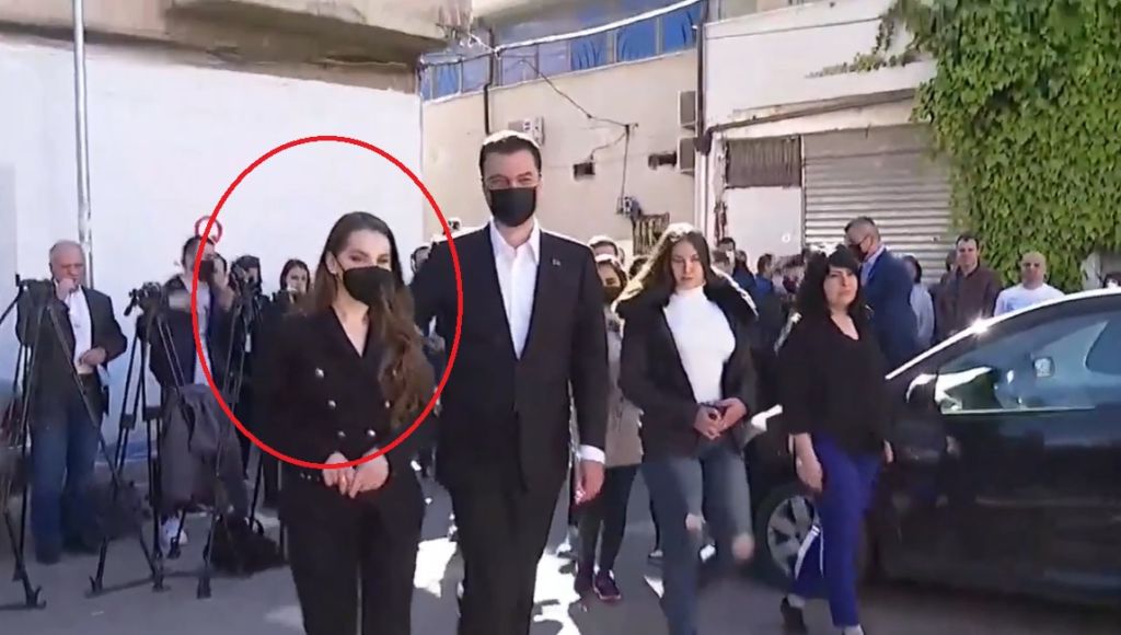 Nuk e voton as gruaja e tij: Basha i drejtohet kutisë së votimit me shoqëruese “borxh”