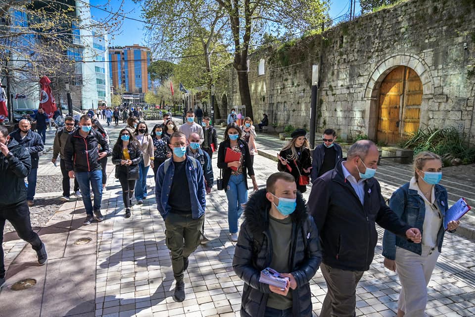 E PAPRECEDENTE: Ministrat e Albin Kurtit dhe aktivistë të Vetëvendosjes “dynden si pushues” në Shqipëri për fushatë dhe protesta