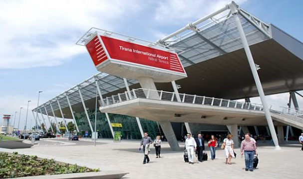 Kontrollorët bllokuan aeroportin, qytetarja nuk sjell dot trupin e së ëmës në Shqipëri, nga qielli i Rinasit ia rikthejnë në Itali Kontrollorët bllokuan aeroportin, qytetarja nuk sjell dot trupin e së ëmës në Shqipëri, nga qielli i Rinasit ia rikthejnë në Itali