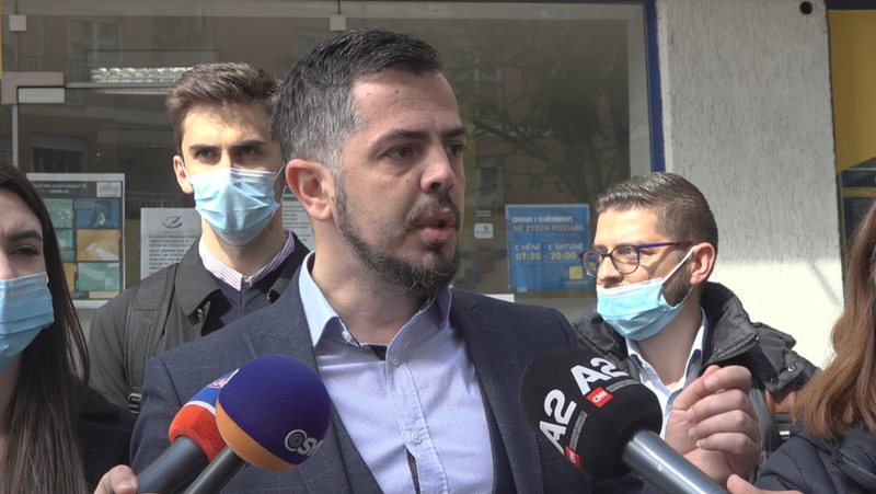 Ministrat Blendi Klosi, Evis Kushi dhe Anila Denaj braktisën detyrën për fushatën, aktivistët: U ndalohet me ligj angazhimi, të merren masa Ministrat Blendi Klosi, Evis Kushi dhe Anila Denaj braktisën detyrën për fushatën, aktivistët: U ndalohet me ligj angazhimi, të merren masa