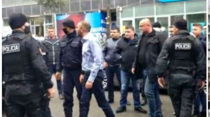 Policia nis aksionet kundër grupeve paramilitare të PD, procedohen penalisht Enkelejd Alibeaj dhe 22 militantë në Dibër dhe Divjakë Policia nis aksionet kundër grupeve paramilitare të PD, procedohen penalisht Enkelejd Alibeaj dhe 22 militantë në Dibër dhe Divjakë