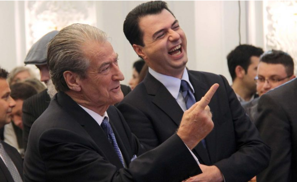 Lulzim Basha kërkon votat e vlonjatëve për njeriun e familjes Berisha që u ka rrëmbyer 163.6 hektar tokë Lulzim Basha kërkon votat e vlonjatëve për njeriun e familjes Berisha që u ka rrëmbyer 163.6 hektar tokë