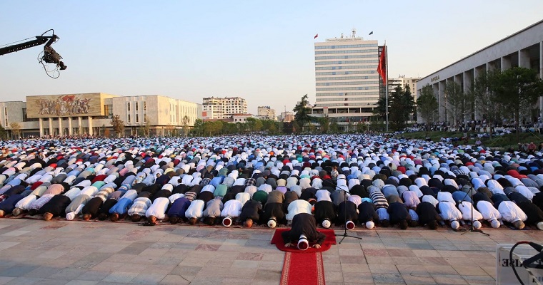 Vaksinimi gjatë Ramazanit? Hoxha Ahmed Kalaja sqaron besimtarët mysliman që agjërojnë Vaksinimi gjatë Ramazanit? Hoxha Ahmed Kalaja sqaron besimtarët mysliman që agjërojnë
