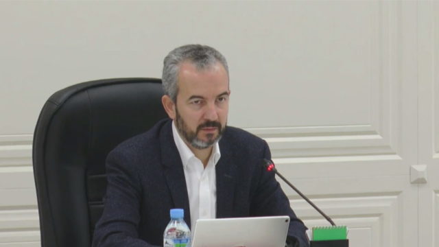 Celibashi: Ndalohet futja e celularëve në qendrat e votimit, dënohen njëlloj si ai që e shet dhe ai që e blen votën