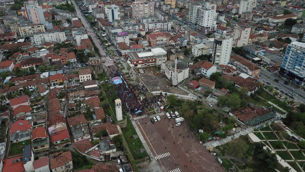 FOTO LAJM/ Basha shkon në vendin e krimit, por Elbasani e bojkoton pas vrasjes nga paramilitarët e tij