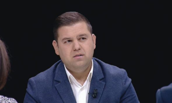 Çmenduritë e Braimllarit të Monikës, del kundër qytetarëve: Mos i pranoni legalizimet se janë elektorale! Çmenduritë e Braimllarit të Monikës, del kundër qytetarëve: Mos i pranoni legalizimet se janë elektorale!