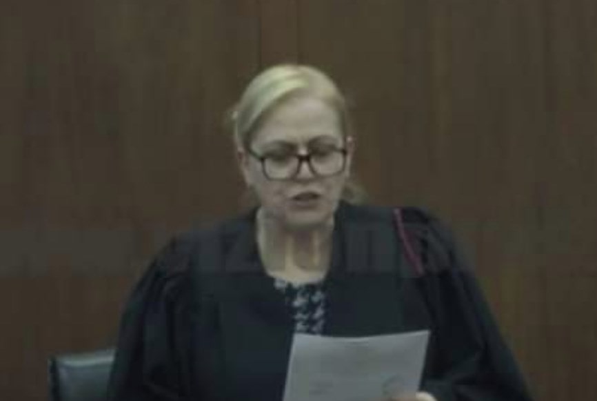 “Zhvilloi 7 seanca gjyqësore pa qenë në Shqipëri…”, Ish-ministri gjyqtares Fida Osmani: Je për ndjekje penale, e bëre mullar