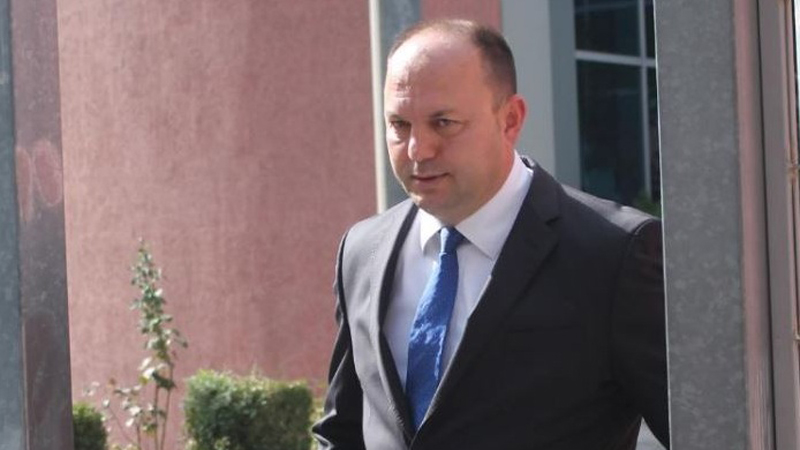 Marrëzia e PD-së që i ka ngelur ora tek blerja e votave me 1 kg vaj: Florenc Hoxha ndalon iftarin e shtruar nga Elvis Naçi Marrëzia e PD-së që i ka ngelur ora tek blerja e votave me 1 kg vaj: Florenc Hoxha ndalon iftarin e shtruar nga Elvis Naçi