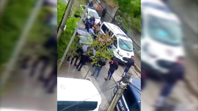 VIDEO/ Plas grushti mes kandidatëve socialist për deputet, 3 furgona policie për të shuar konfliktin VIDEO/ Plas grushti mes kandidatëve socialist për deputet, 3 furgona policie për të shuar konfliktin