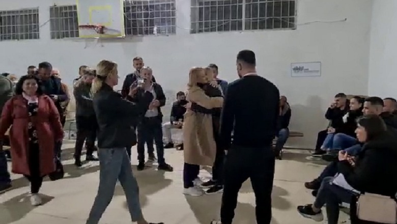 VIDEO/ Leksioni demokracie nga dy rivalet e PS-PD… përqafohen dhe urojnë njëra tjetrën pas numërimit të votave