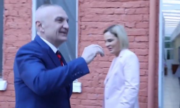 Habit Meta : E ka lënë Monika apo e bëri “esëll” Amerika ?! Përshëndet “rastësisht” kandidaten për kryeministre