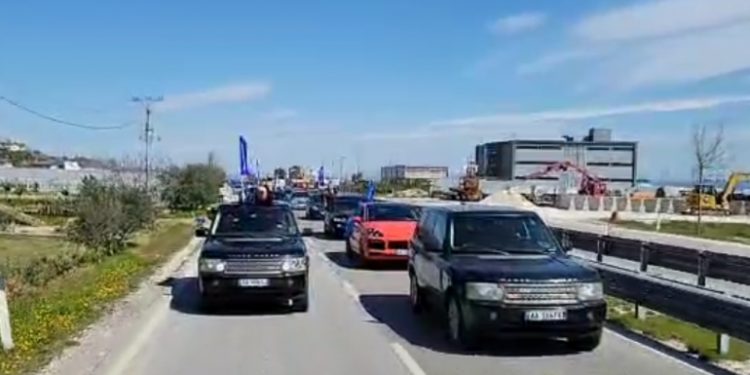 Karvanët luksozë të Bashës përballë përbetimit ndaj njerëzve të varfër