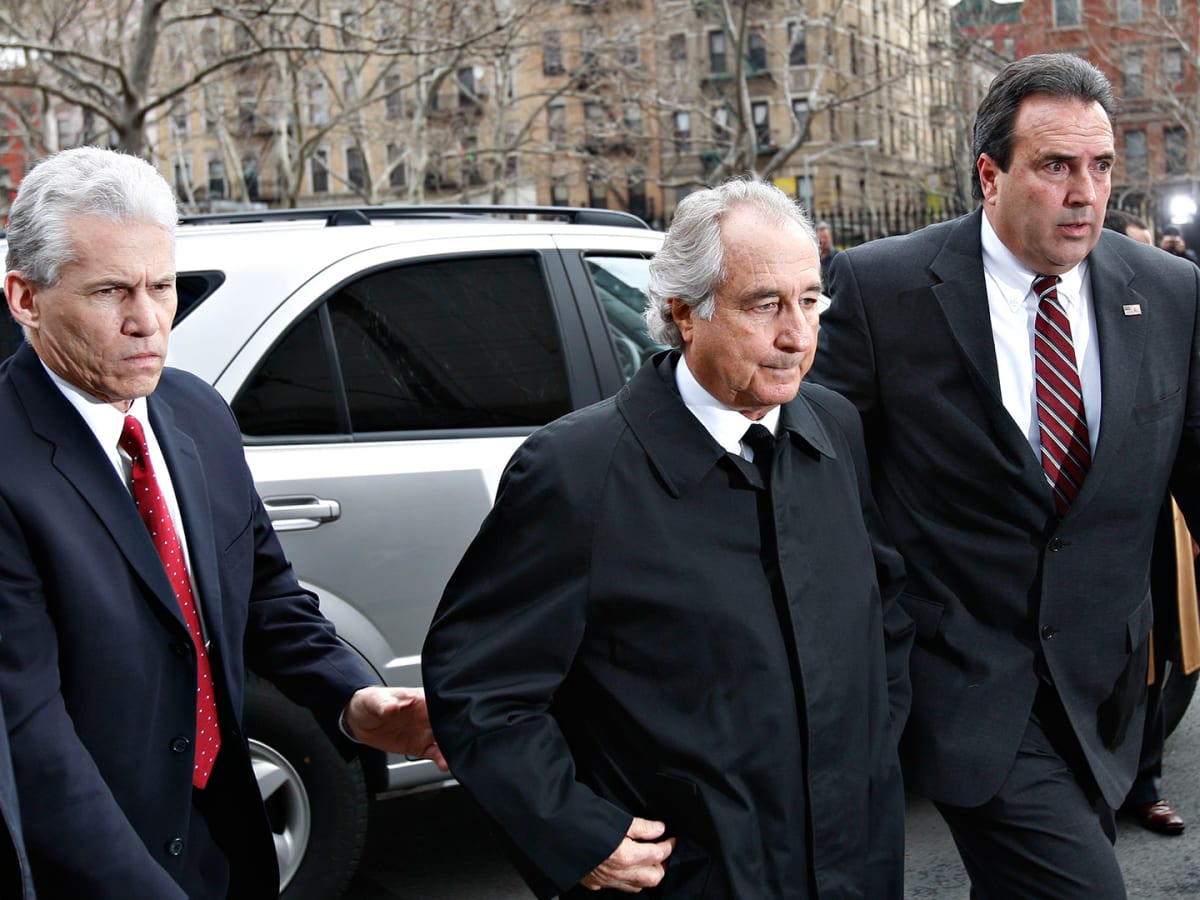 Vdes “babai” i skemave piramidale, ironizojnë gazetarët Baze dhe Balla: Ik i qetë thuaj, ky i yni rron! Vdes “babai” i skemave piramidale, ironizojnë gazetarët Baze dhe Balla: Ik i qetë thuaj, ky i yni rron!