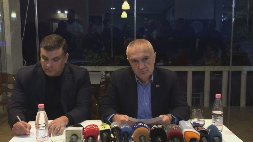 “Presidenti me kapuç kur dielli shkëlqente”! Akuzat e Metës, Rama nga Pogradeci: Kapja me “patronazhistët”, tentativë për të krijuar alibi për atë që do u ndodhë më 25 prill! “Presidenti me kapuç kur dielli shkëlqente”! Akuzat e Metës, Rama nga Pogradeci: Kapja me “patronazhistët”, tentativë për të krijuar alibi për atë që do u ndodhë më 25 prill!