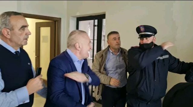 Meta flet përçartë: Nëse mafia ndërkombëtare guxon ta marrë me luftë Shqipërinë, me luftë do t’i përgjigjemi, flakë për flakë. Ekipi i Presidentit, në terren më 25 prill