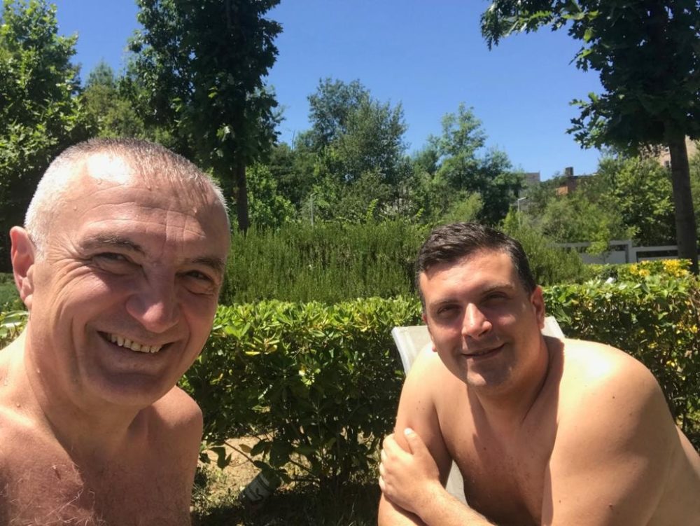 “I kërkoi djalit të marrë rrobat”! Kryemadhi kujton momentin kur Meta iku nga shtëpia… se i kisha kërcënuar gruan e Blushit