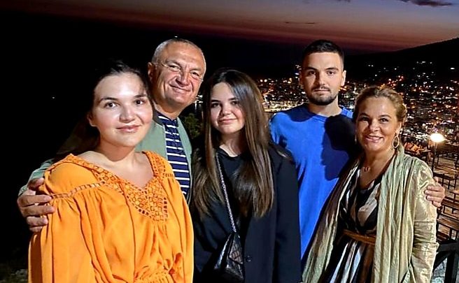 FOTO/ Fëmijët e Adem Jasharit para se të vriteshin për atdheun, fëmijët e Ilir Metës para nisjes për të jetuar në vilën e Londrës