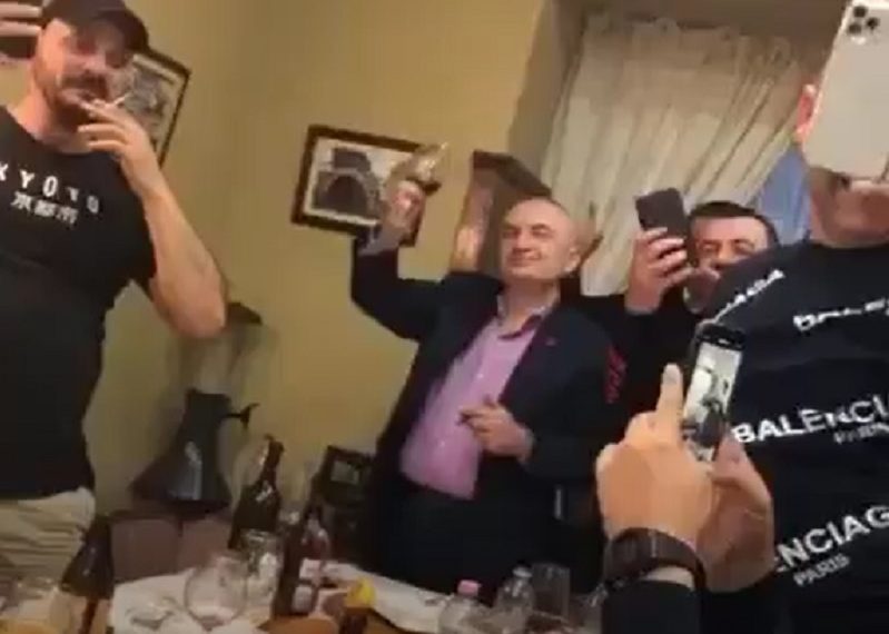 Meta flet si punonjës bordelloje: “Burra që turpërojnë edhe fjalën prostitutë”! Rama i jep përgjigjen e fortë : Kandidati më i ri në Vlorë, shpërndarsi i “kanaçeve” që rri natën skutave me subjekte të OFL-së