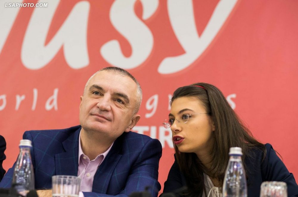 Kujt i drejtohet “pionierja” e LSI?! Mehmetaj: Xhaketat e vjetra, kanë 30 vite që u pinë gjakun shqiptarëve Kujt i drejtohet “pionierja” e LSI?! Mehmetaj: Xhaketat e vjetra, kanë 30 vite që u pinë gjakun shqiptarëve