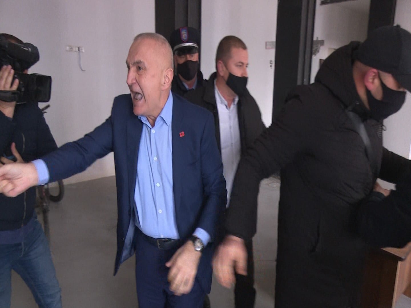 Rama e quajti “kaçak” Meta tregon përrallat e Saliut: E dinë të gjithë sa normal është! E zbrit policia nga avioni se u zu me stuardiesën Rama e quajti “kaçak” Meta tregon përrallat e Saliut: E dinë të gjithë sa normal është! E zbrit policia nga avioni se u zu me stuardiesën