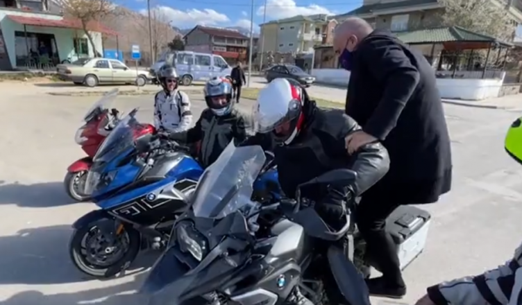 VIDEO/ Rama bën xhiro me motorin e turistit hungarez: Edhe unë po shkoj në Përmet VIDEO/ Rama bën xhiro me motorin e turistit hungarez: Edhe unë po shkoj në Përmet