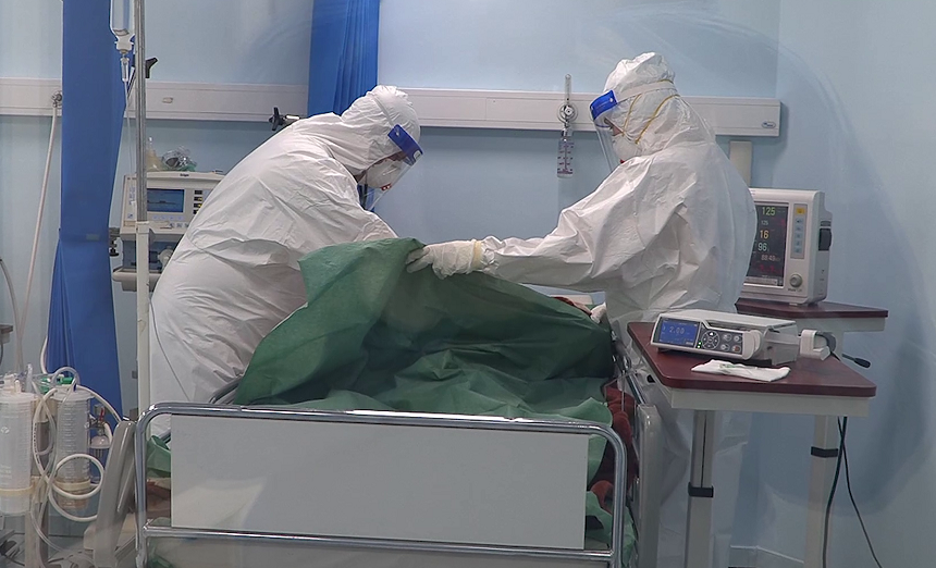 Infermierja tregon pse po i lidhin pas shtratit disa pacientë me Covid: S’kemi qetësues, po i intubojmë zgjuar!