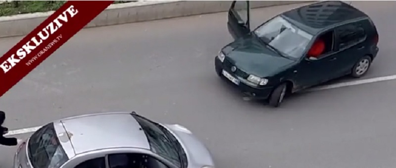 VIDEO/ Tjetër ngjarje e rëndë në Tiranë, qytetari tenton të përplasë çiftin me makinë në mes të rrugës VIDEO/ Tjetër ngjarje e rëndë në Tiranë, qytetari tenton të përplasë çiftin me makinë në mes të rrugës