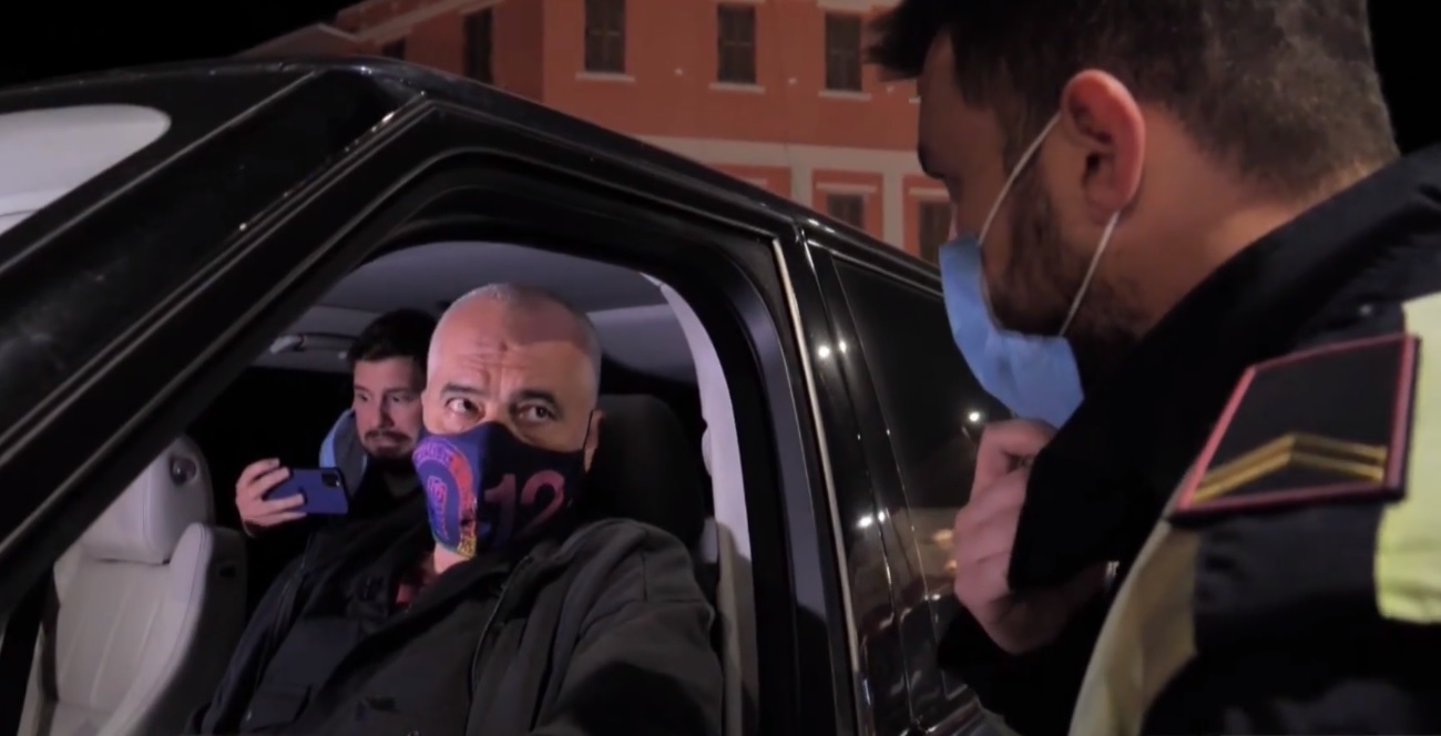 VIDEO/ Rama del pa patentë duke drejtuar makinën, ndalohet nga policia në Vlorë VIDEO/ Rama del pa patentë duke drejtuar makinën, ndalohet nga policia në Vlorë