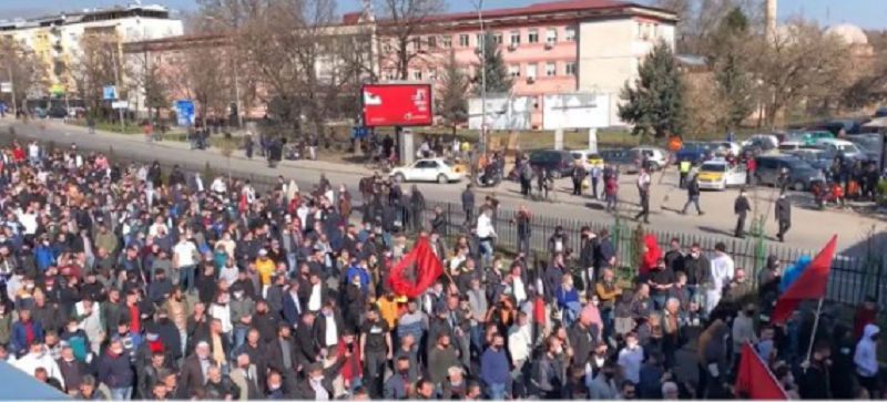 Rikthehen protestat në Maqedoninë e Veriut për rastin “Monstra” Rikthehen protestat në Maqedoninë e Veriut për rastin “Monstra”