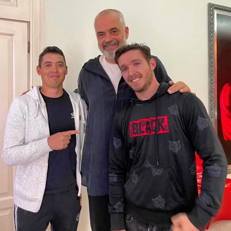 Gjesti heroik i Klodianit në sheshin ‘Skëndërbej’, BBC i bën jehonë veprimit të tij: U hodh i pari përmes dritares