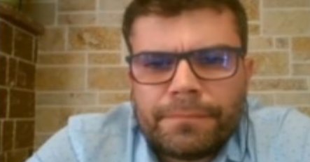 Pedagogu anal-ist, ish-këshilltar i Berishës fyen shqiptarët… se vetë është kinez: Shqiptarët janë më keq se prostitutat, që shesin votat për 5 mijë lekë