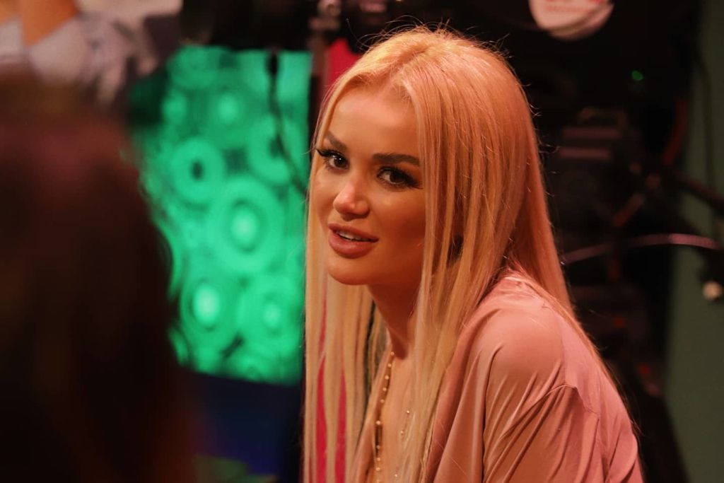 Kandidatja për deputete e Tom Doshit: Ai është humanist dhe ndihmon njerëzit, SHBA të merret me të tjerë