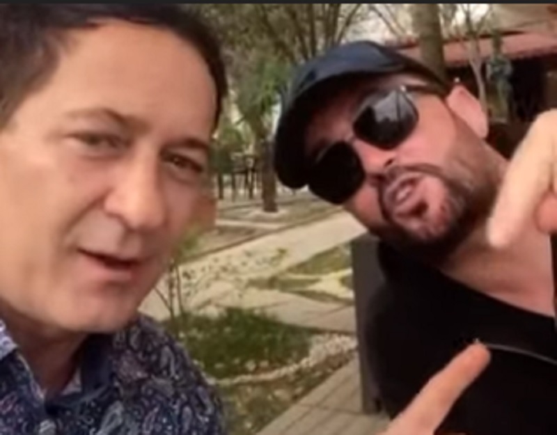 VIDEO/ Arjan Konomit i lind dëshira të bëhet këngëtar, paralajmëron duet me Sinan Hoxhën